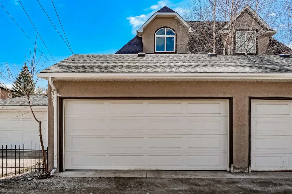 523 34 Street NW Calgary AB T2N 2X8