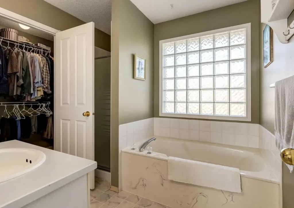 83 Gleneagles Close Cochrane AB T4C1N7