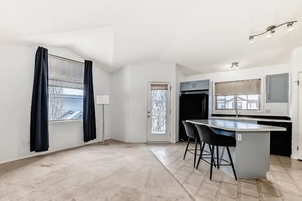 27 Everridge Square SW Calgary AB T2Y 5J7