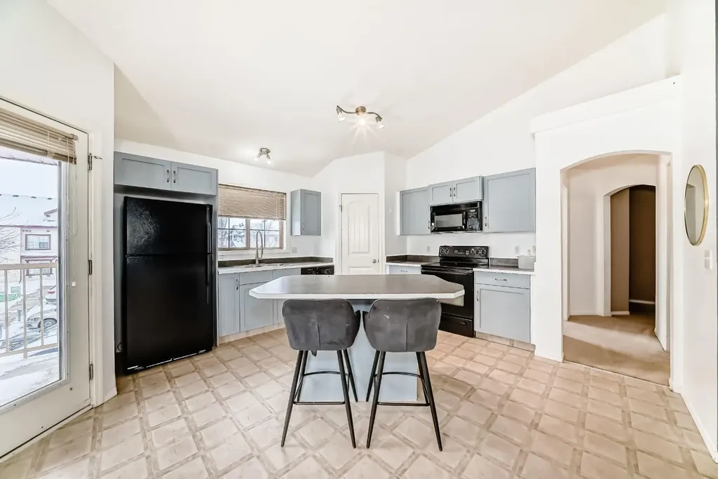 27 Everridge Square SW Calgary AB T2Y 5J7