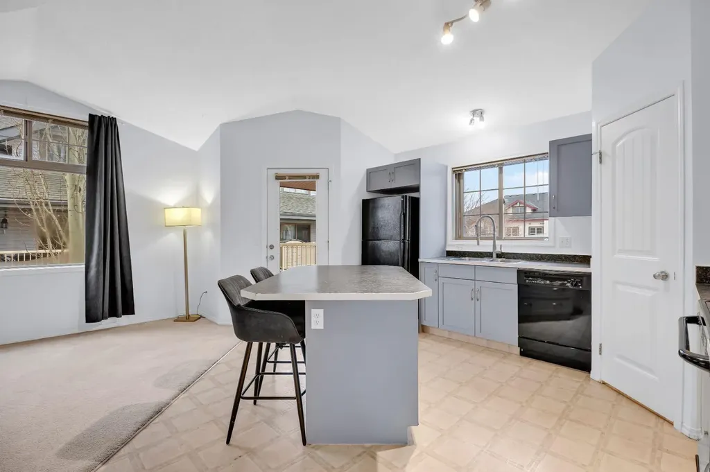 27 Everridge Square SW Calgary AB T2Y 5J7