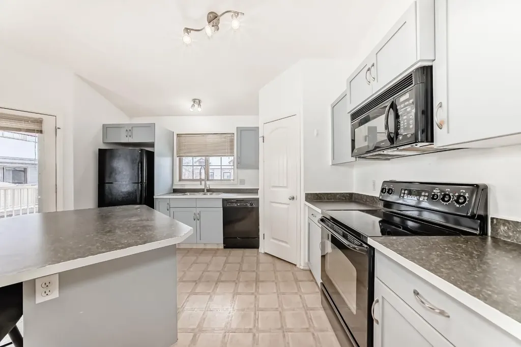 27 Everridge Square SW Calgary AB T2Y 5J7