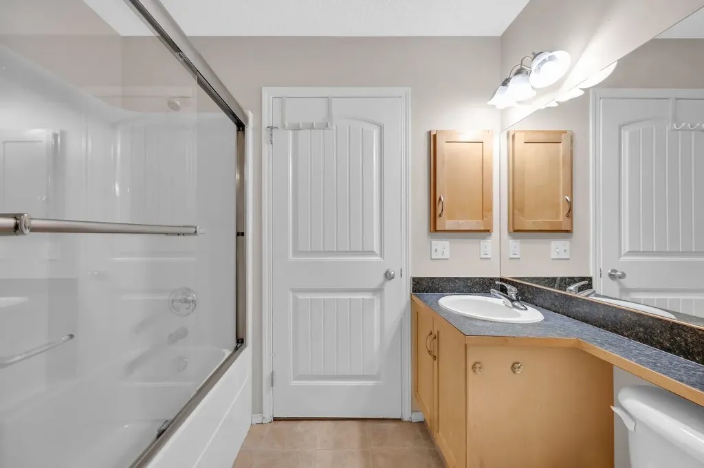 27 Everridge Square SW Calgary AB T2Y 5J7