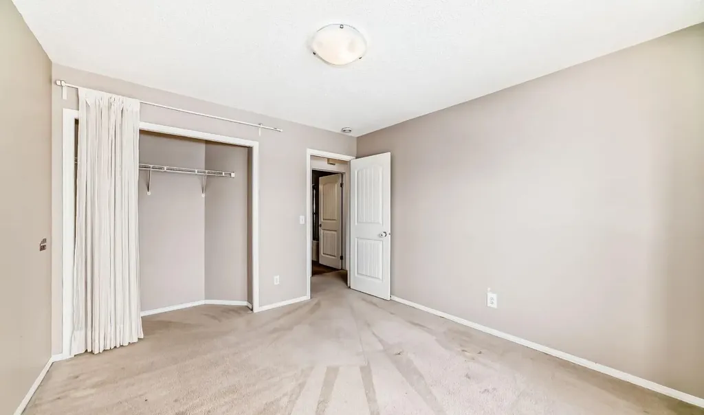 27 Everridge Square SW Calgary AB T2Y 5J7
