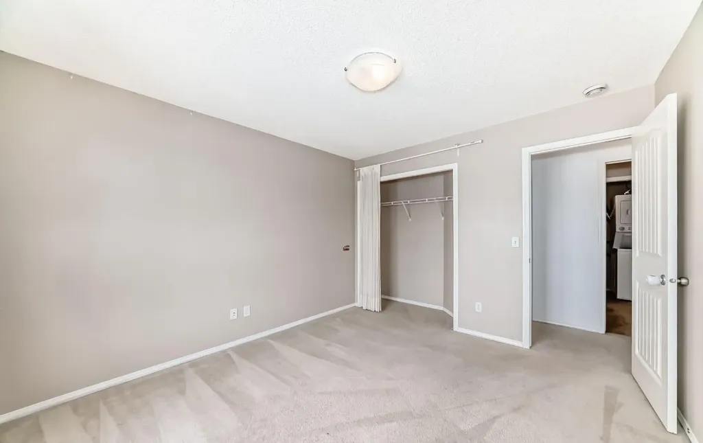 27 Everridge Square SW Calgary AB T2Y 5J7