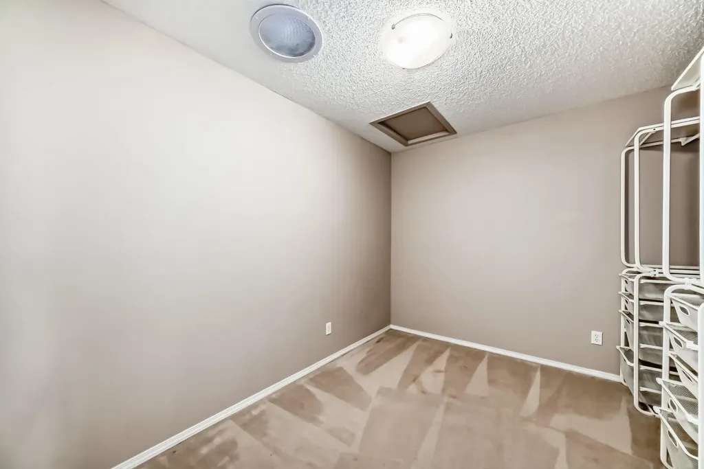 27 Everridge Square SW Calgary AB T2Y 5J7