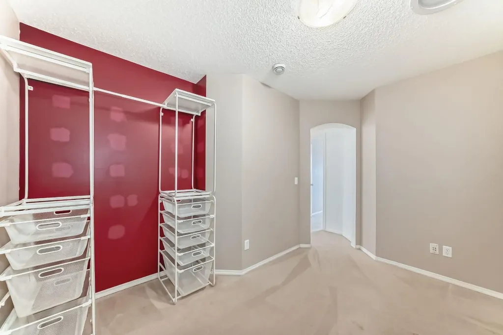 27 Everridge Square SW Calgary AB T2Y 5J7