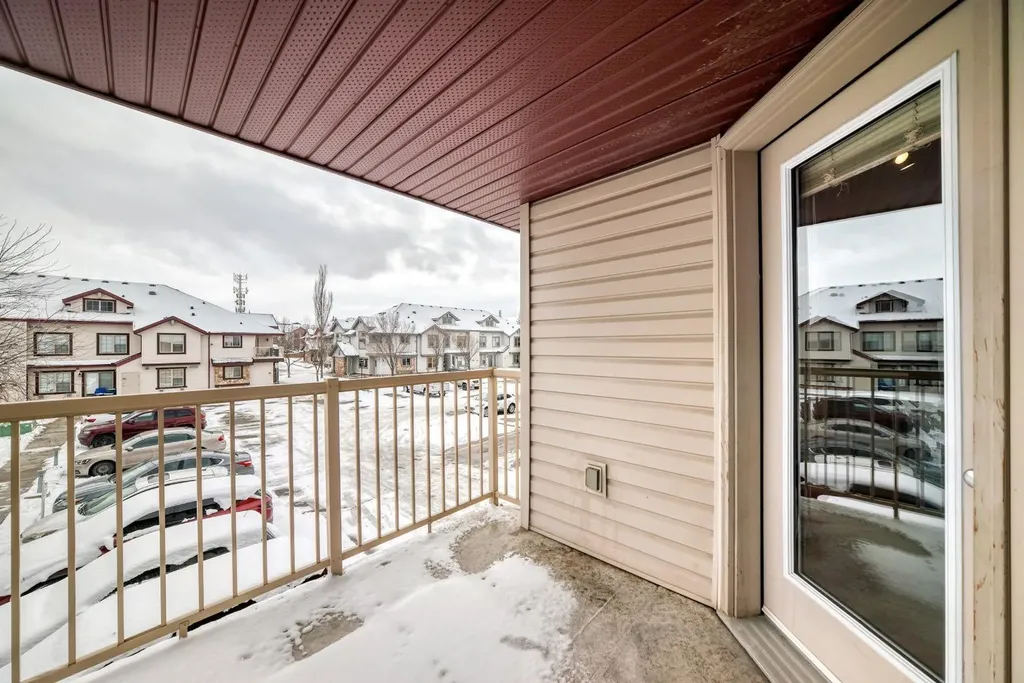 27 Everridge Square SW Calgary AB T2Y 5J7