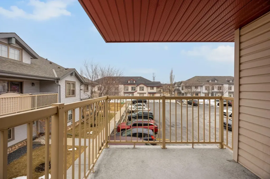 27 Everridge Square SW Calgary AB T2Y 5J7