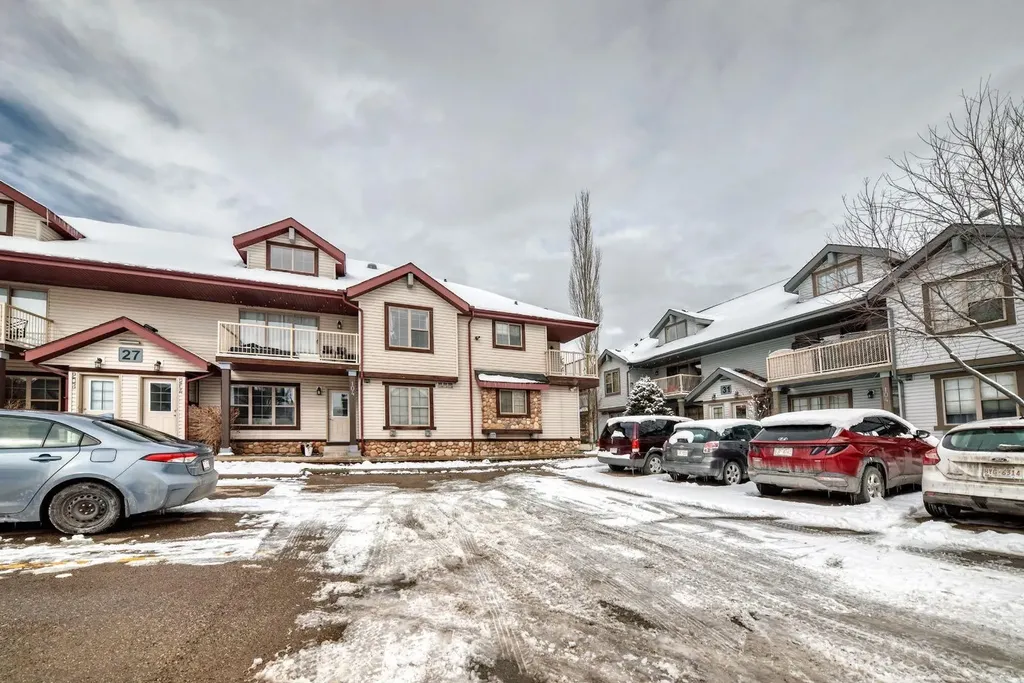 27 Everridge Square SW Calgary AB T2Y 5J7