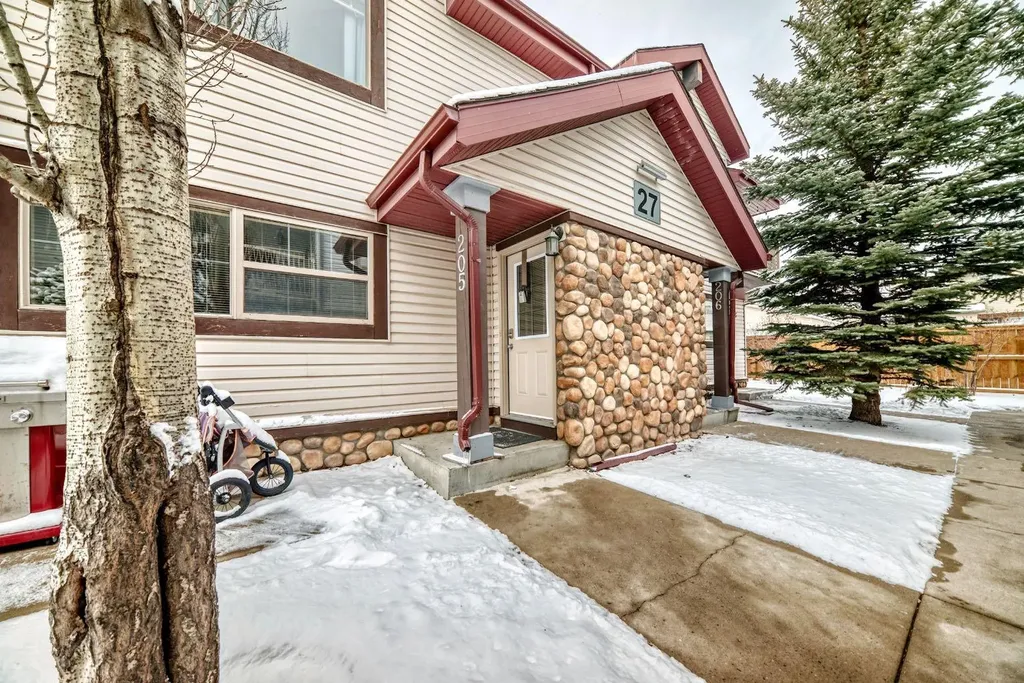 27 Everridge Square SW Calgary AB T2Y 5J7