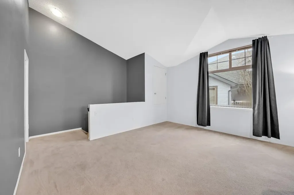 27 Everridge Square SW Calgary AB T2Y 5J7