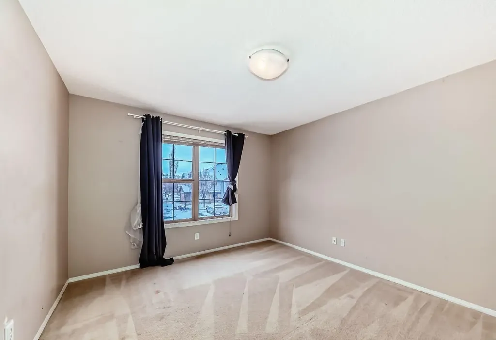 27 Everridge Square SW Calgary AB T2Y 5J7