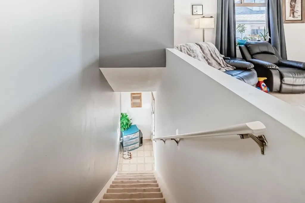 27 Everridge Square SW Calgary AB T2Y 5J7