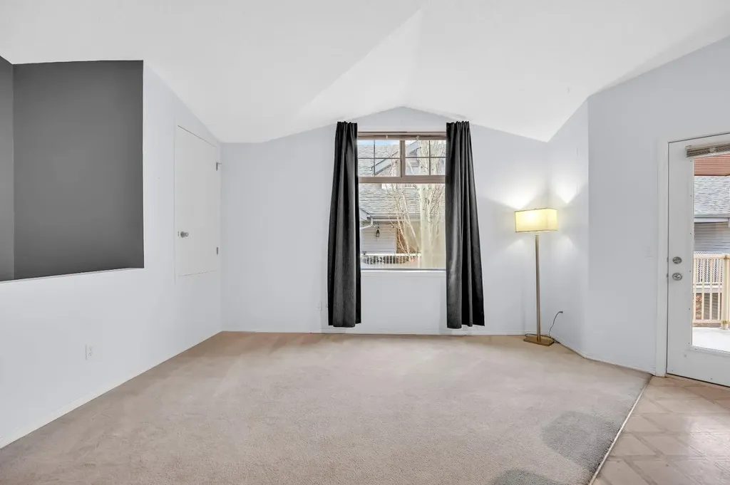 27 Everridge Square SW Calgary AB T2Y 5J7
