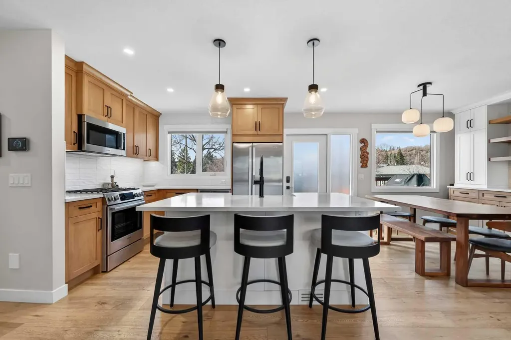 8927 48 Avenue NW Calgary AB T3B 2B5
