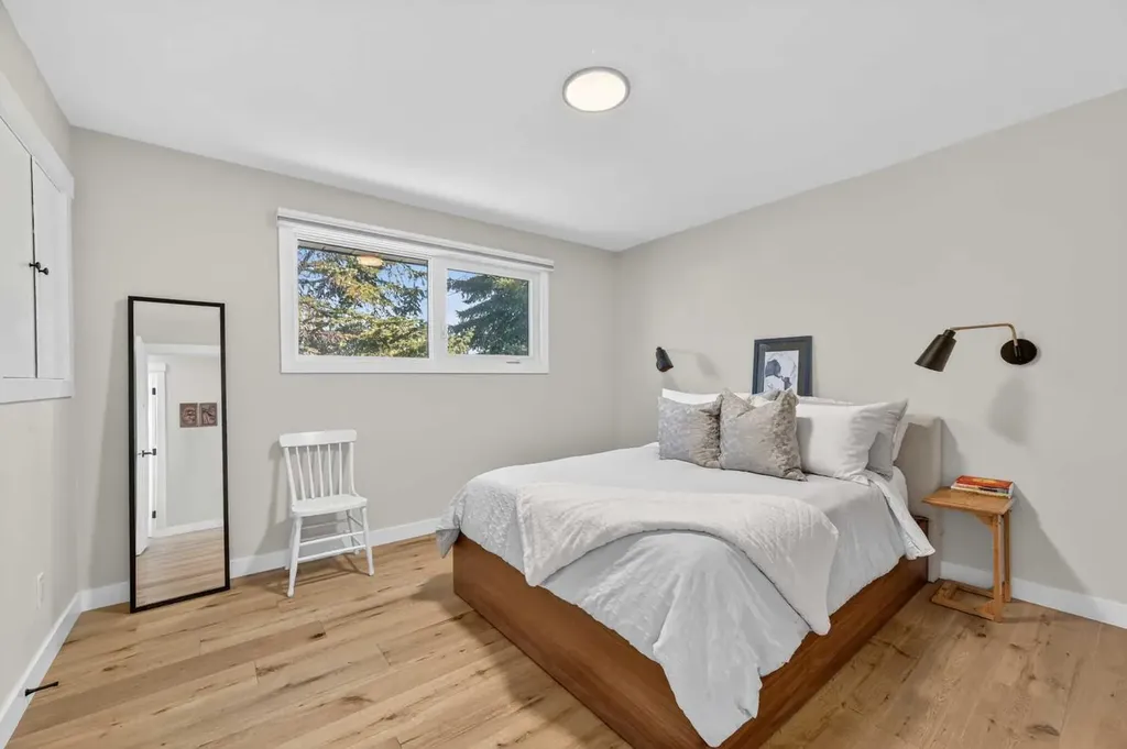 8927 48 Avenue NW Calgary AB T3B 2B5
