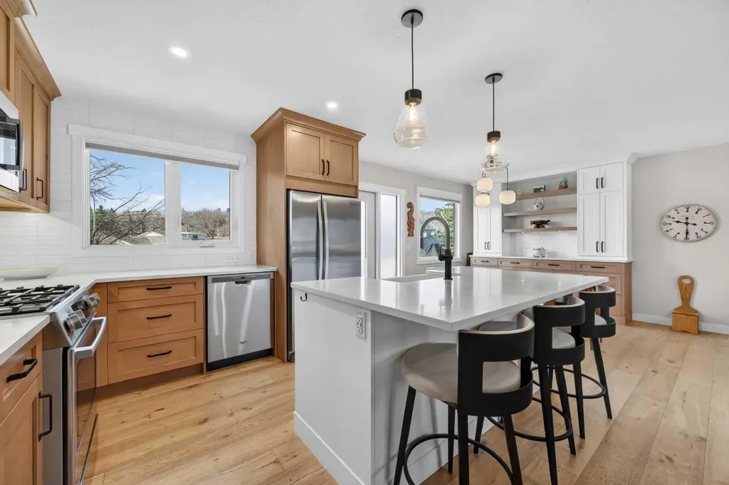 8927 48 Avenue NW Calgary AB T3B 2B5