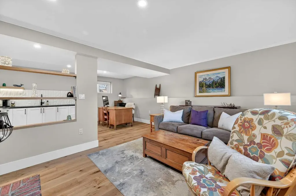 8927 48 Avenue NW Calgary AB T3B 2B5