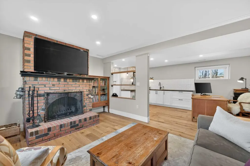 8927 48 Avenue NW Calgary AB T3B 2B5