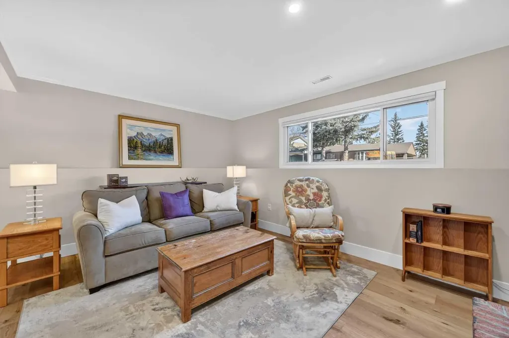 8927 48 Avenue NW Calgary AB T3B 2B5