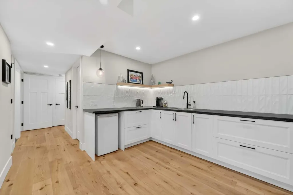 8927 48 Avenue NW Calgary AB T3B 2B5