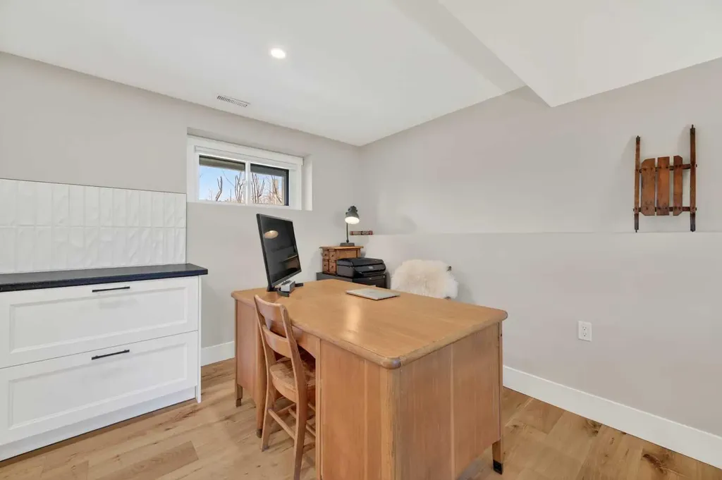8927 48 Avenue NW Calgary AB T3B 2B5