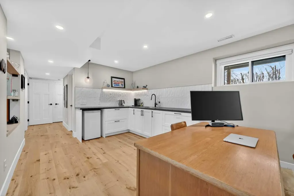 8927 48 Avenue NW Calgary AB T3B 2B5