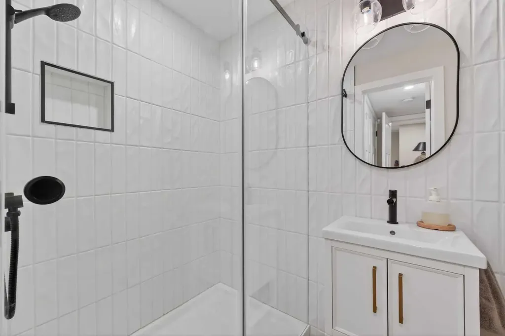 8927 48 Avenue NW Calgary AB T3B 2B5