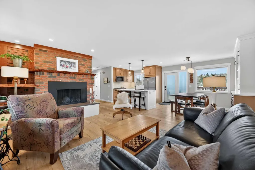 8927 48 Avenue NW Calgary AB T3B 2B5