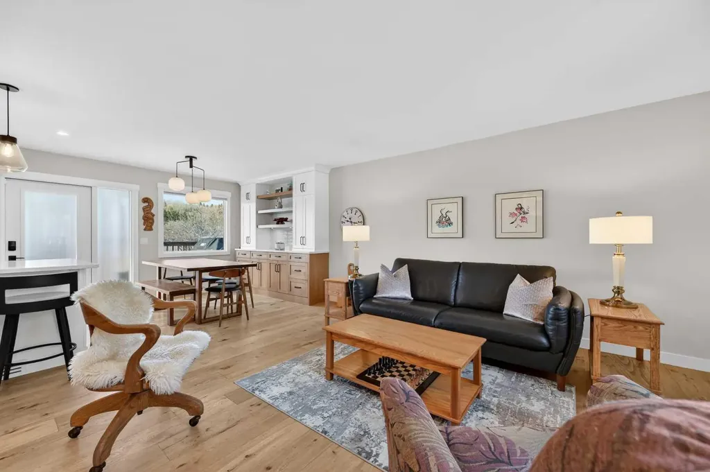 8927 48 Avenue NW Calgary AB T3B 2B5