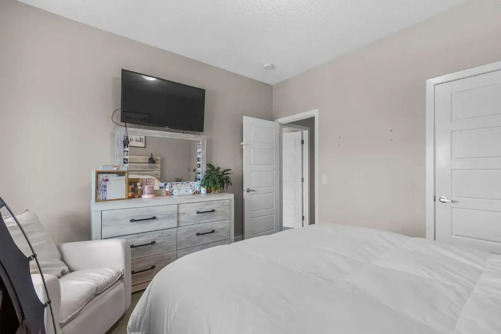 250 Fireside View Cochrane AB T4C2M2