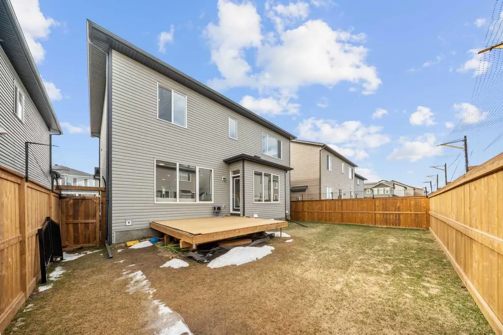 12 Southwinds Common SW Airdrie AB T4B 5T9
