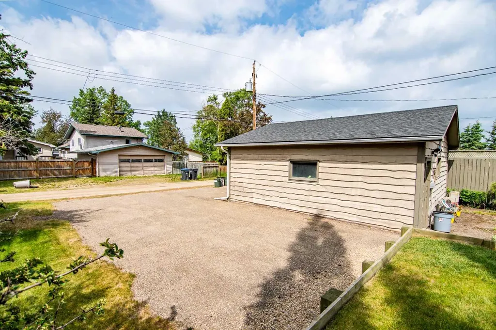 5014 43 Street Sylvan Lake AB T4S1C1