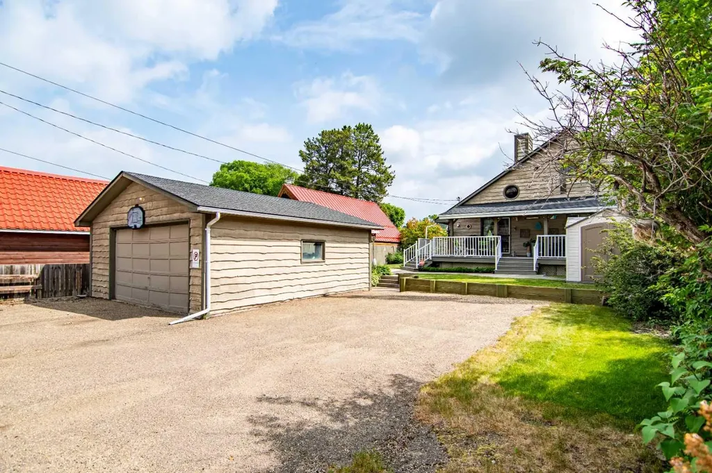 5014 43 Street Sylvan Lake AB T4S1C1