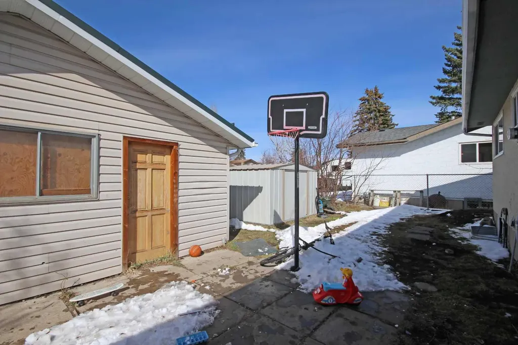 4704 31 Avenue NE Calgary AB T1Y 1G9