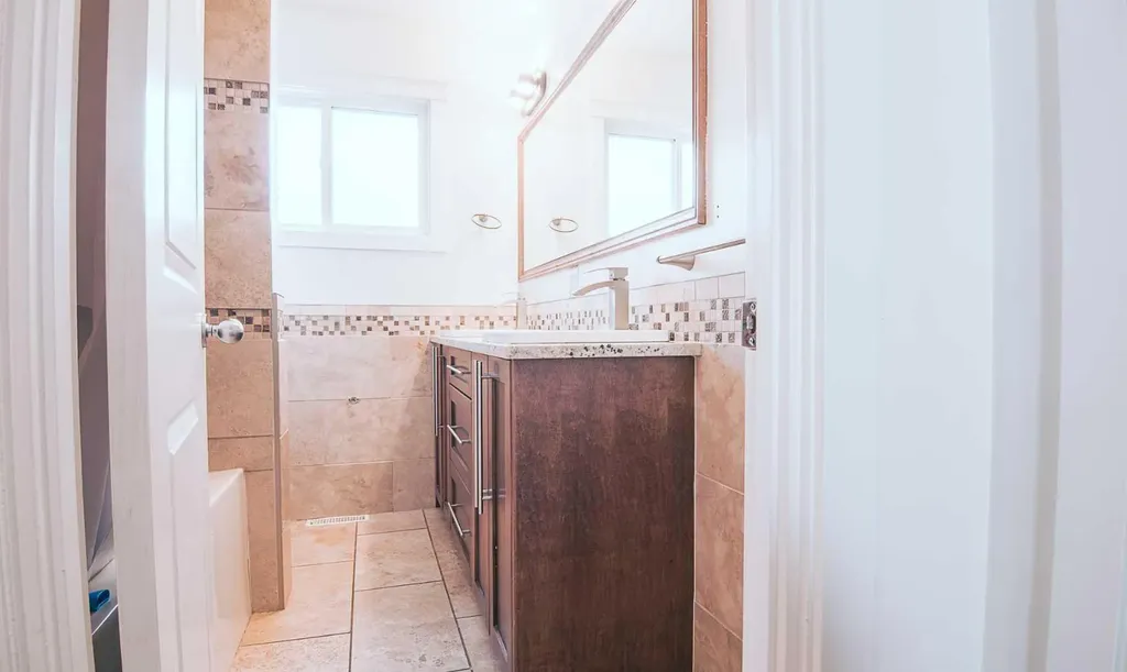 15 Hamlet Road SW Calgary AB T2V 3C9