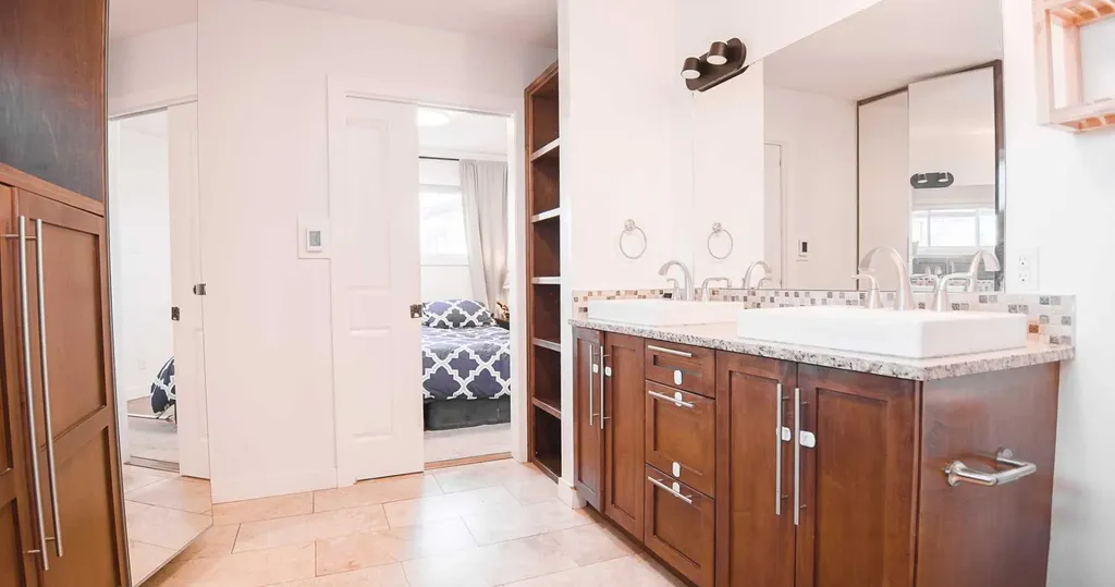 15 Hamlet Road SW Calgary AB T2V 3C9