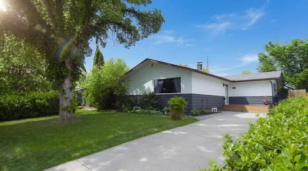 15 Hamlet Road SW Calgary AB T2V 3C9