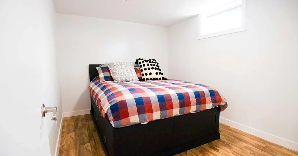 15 Hamlet Road SW Calgary AB T2V 3C9
