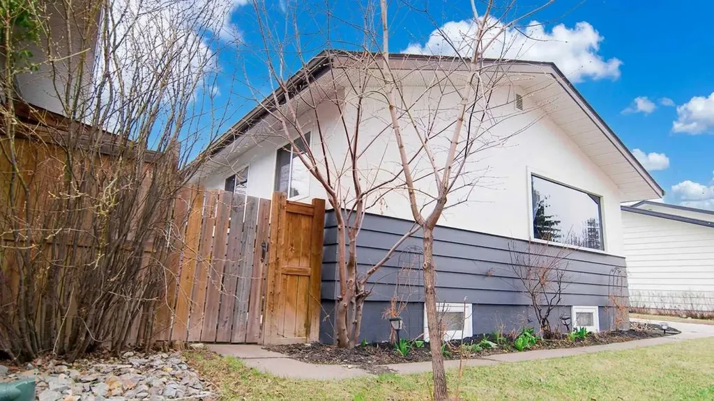 15 Hamlet Road SW Calgary AB T2V 3C9