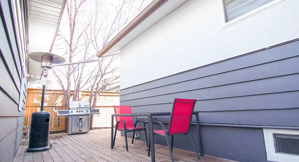 15 Hamlet Road SW Calgary AB T2V 3C9