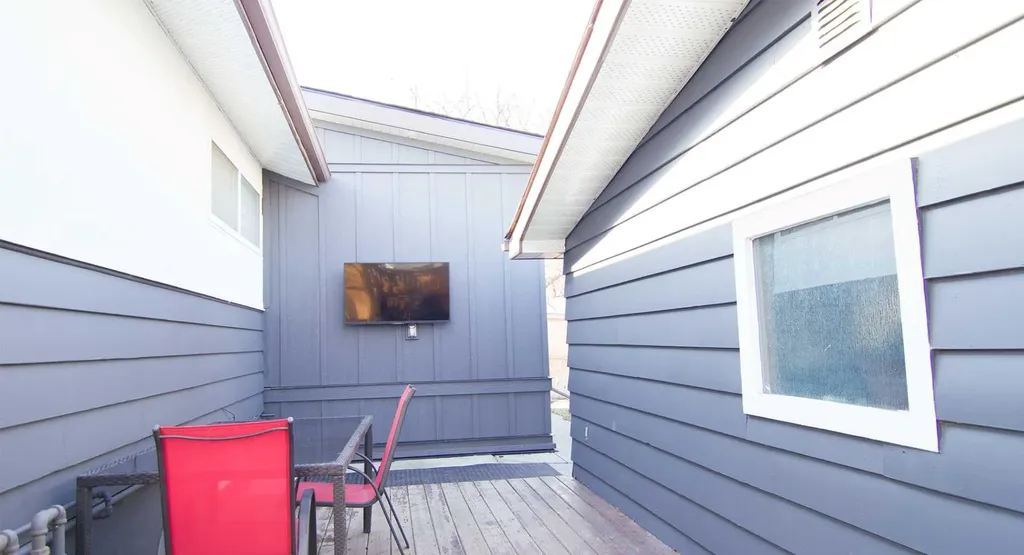 15 Hamlet Road SW Calgary AB T2V 3C9