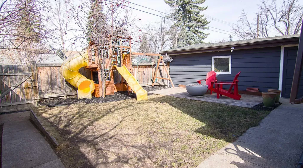 15 Hamlet Road SW Calgary AB T2V 3C9