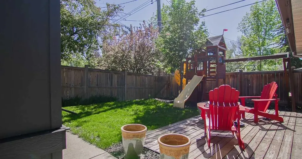 15 Hamlet Road SW Calgary AB T2V 3C9