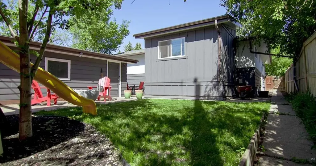 15 Hamlet Road SW Calgary AB T2V 3C9