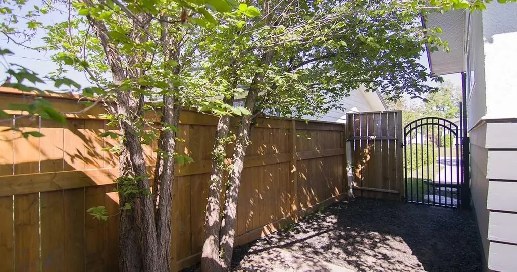 15 Hamlet Road SW Calgary AB T2V 3C9
