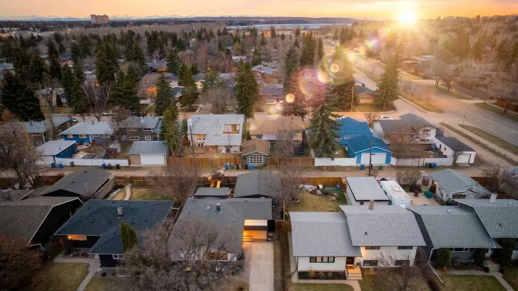 15 Hamlet Road SW Calgary AB T2V 3C9
