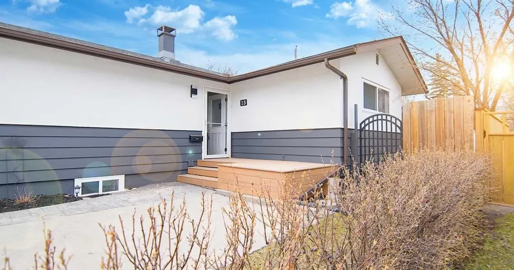 15 Hamlet Road SW Calgary AB T2V 3C9