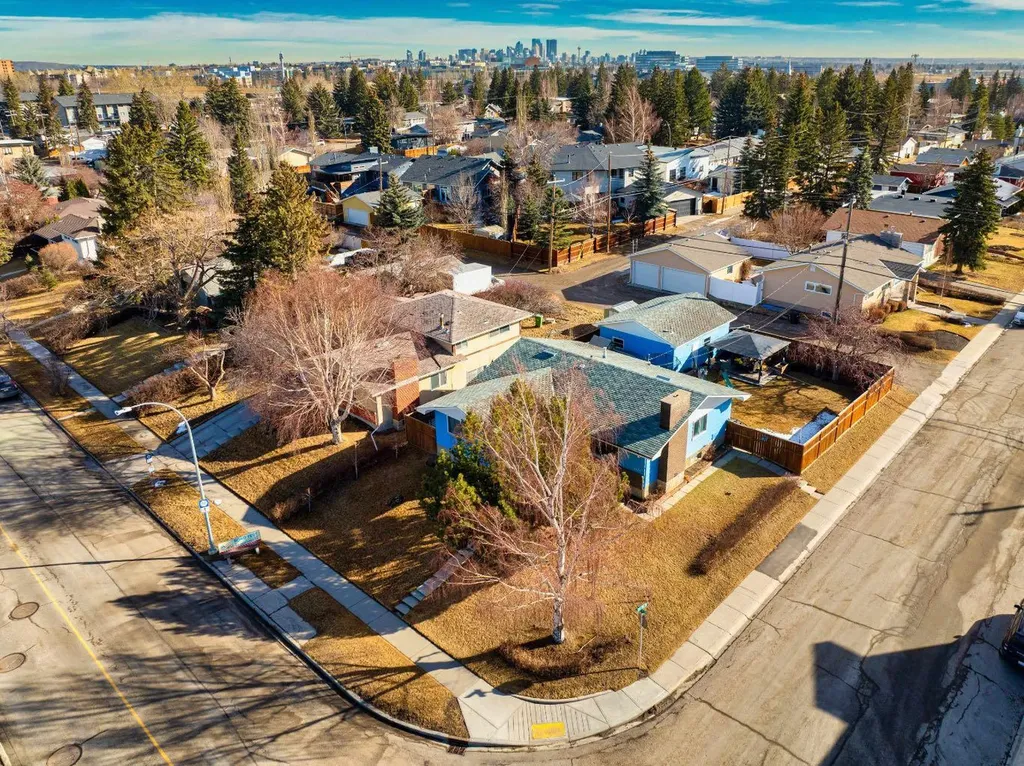 5424 37 Street SW Calgary AB T3E 5M5